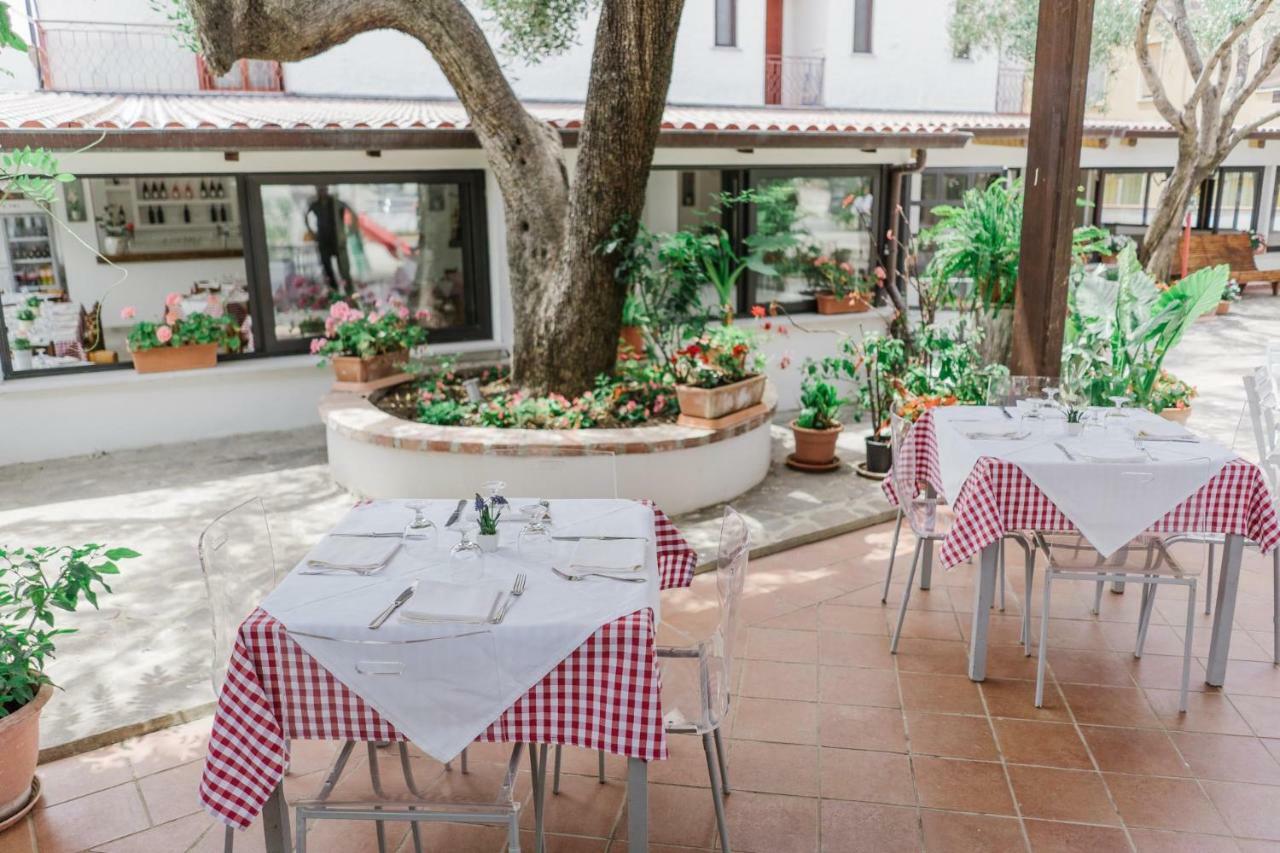 Hotel Santa Rosalia Marina di Camerota Exterior foto